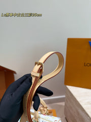Come check out the LV Speedy30 white tricolor pillow bag