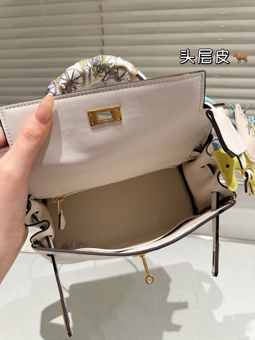 Kelly 25 Cream White Graffiti Limited Edition "In and Out"
