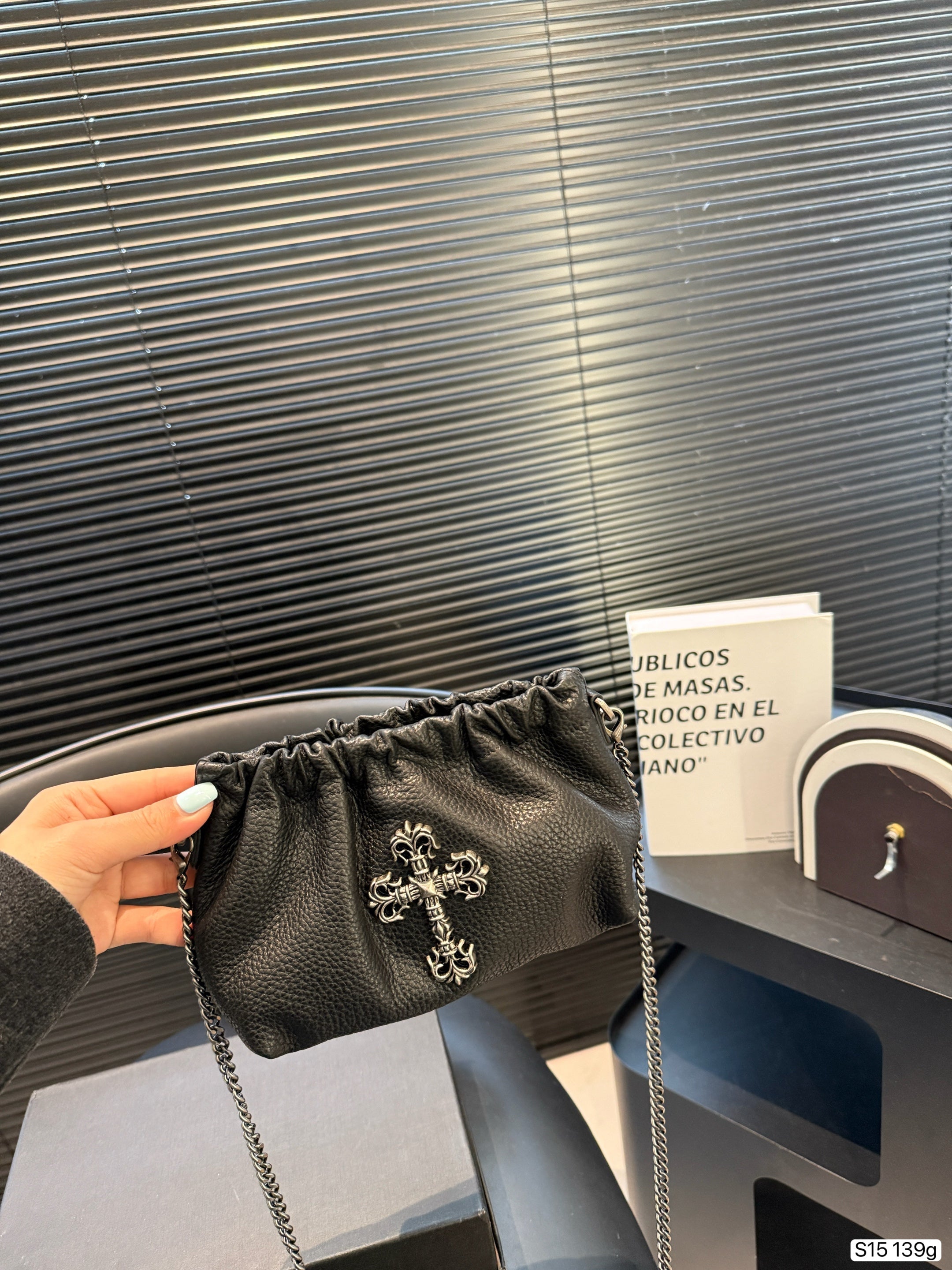 Chrome Hearts This black pleated cloud bag is made of soft PU material.