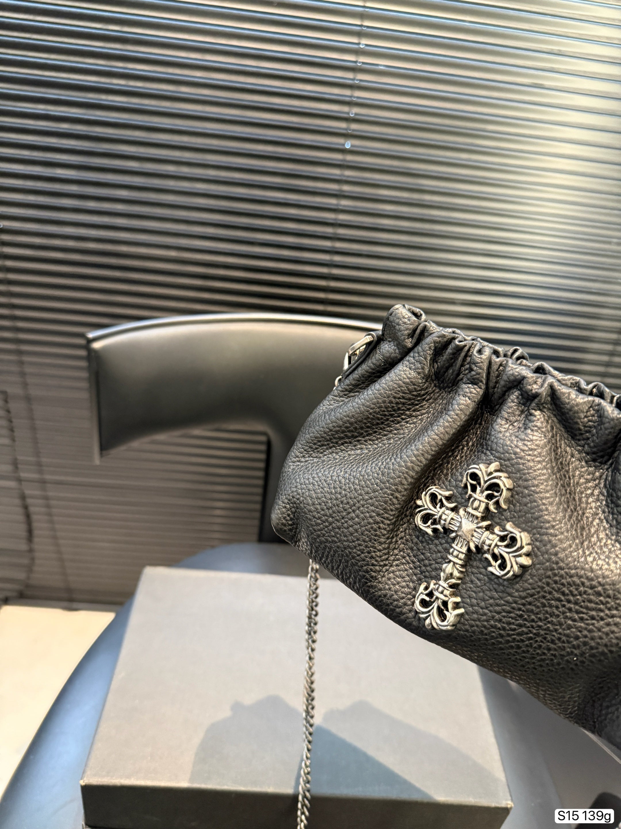 Chrome Hearts This black pleated cloud bag is made of soft PU material.