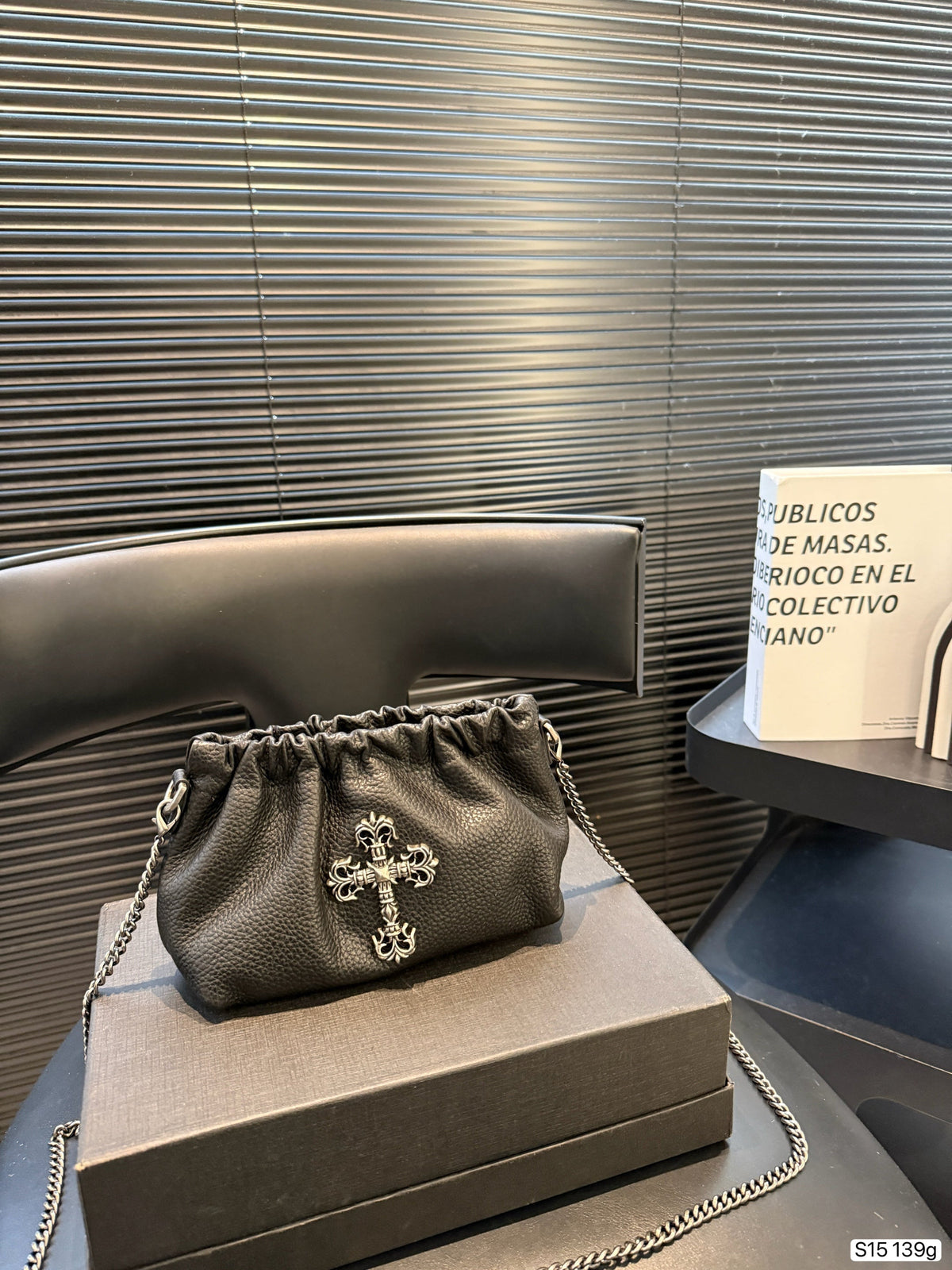 Chrome Hearts This black pleated cloud bag is made of soft PU material.