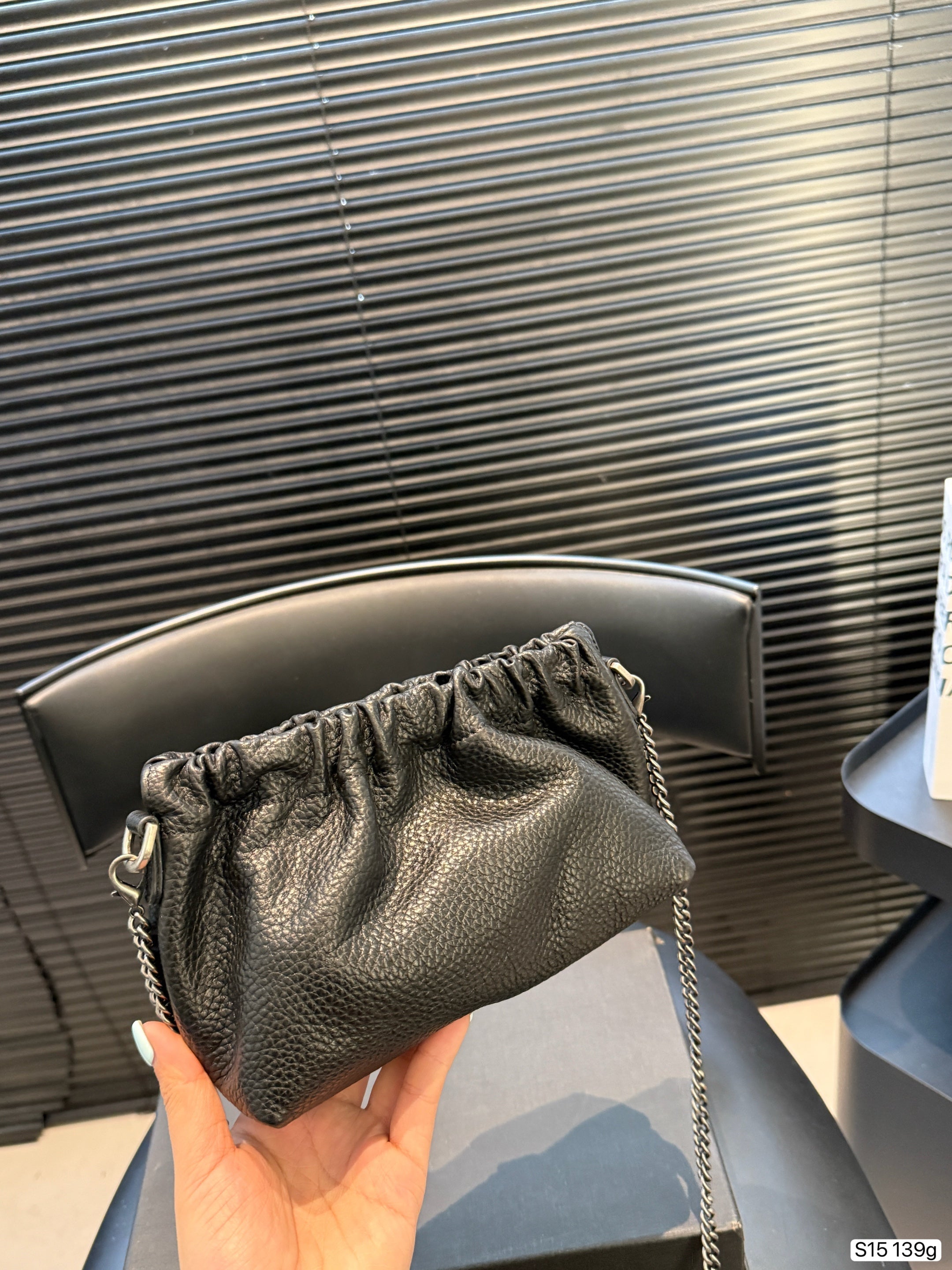 Chrome Hearts This black pleated cloud bag is made of soft PU material.