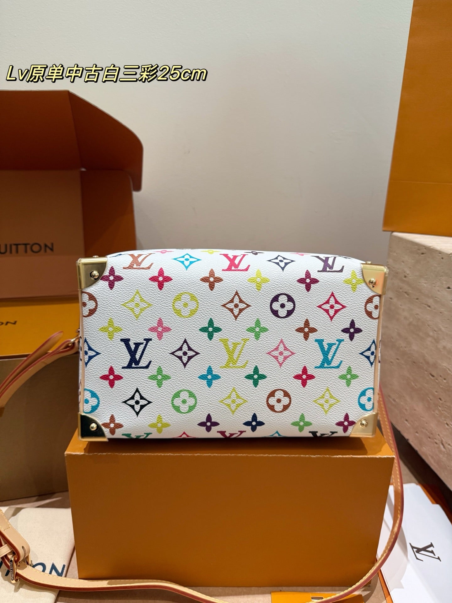 Come check out the LV Speedy30 white tricolor pillow bag
