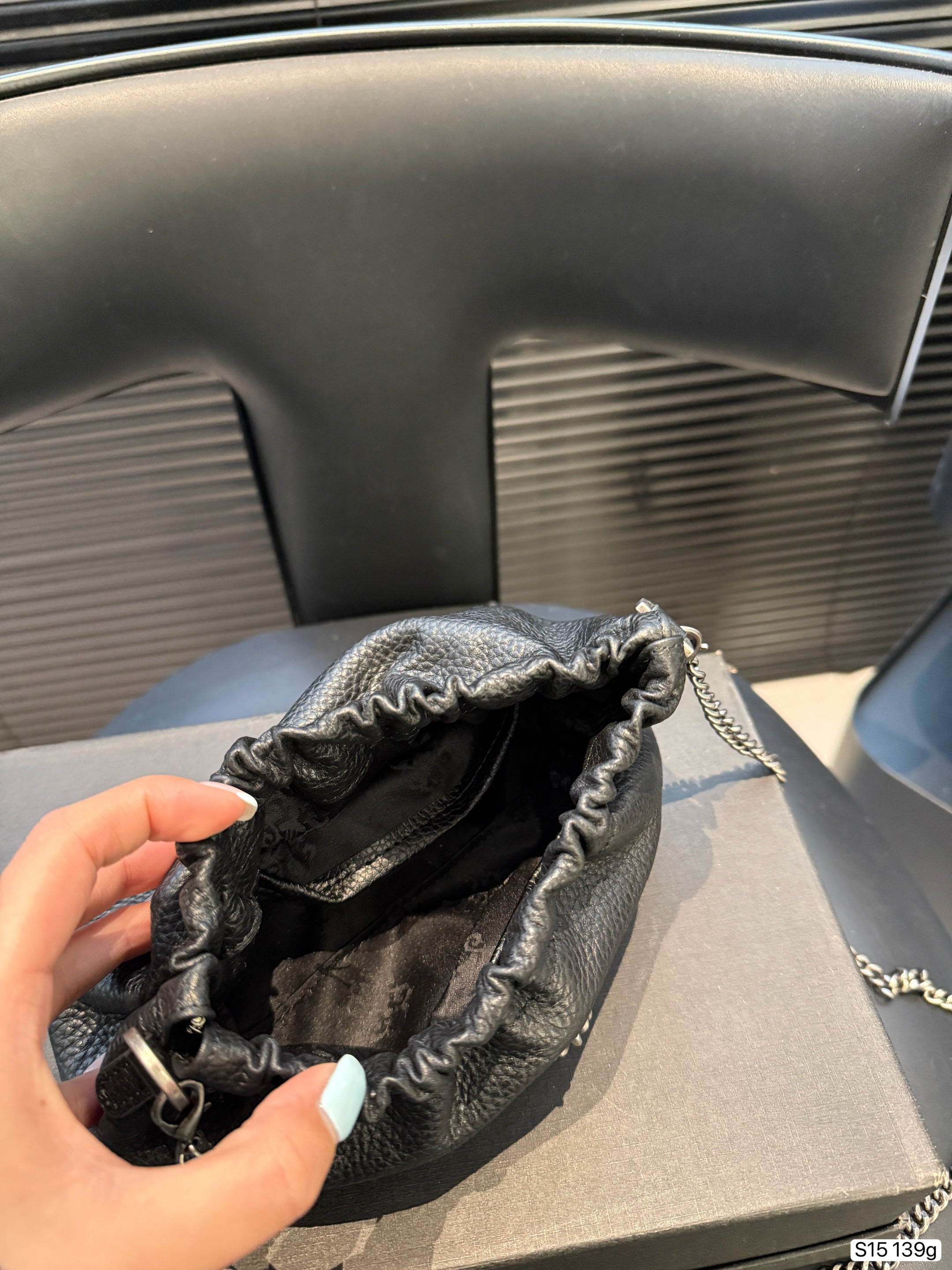 Chrome Hearts This black pleated cloud bag is made of soft PU material.